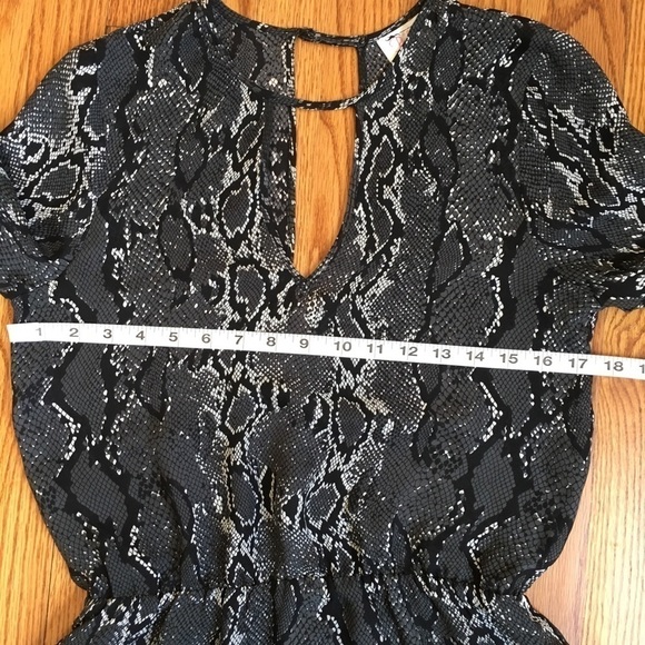 PARKER 100% Silk Snake Print Long Bell Sleeve V-neck Peplum Hem Blouse - Picture 6 of 15